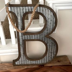 B Wall Deco Like New